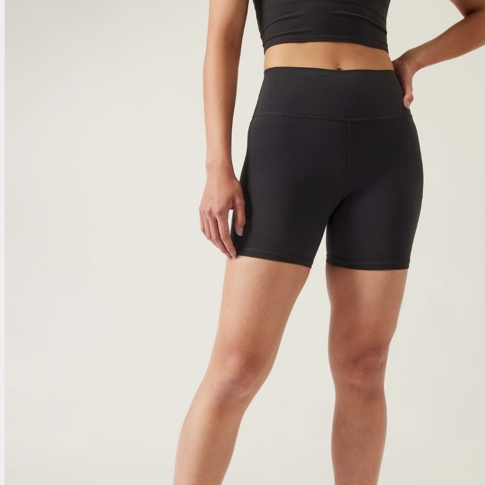 Athleta 5" transcend short